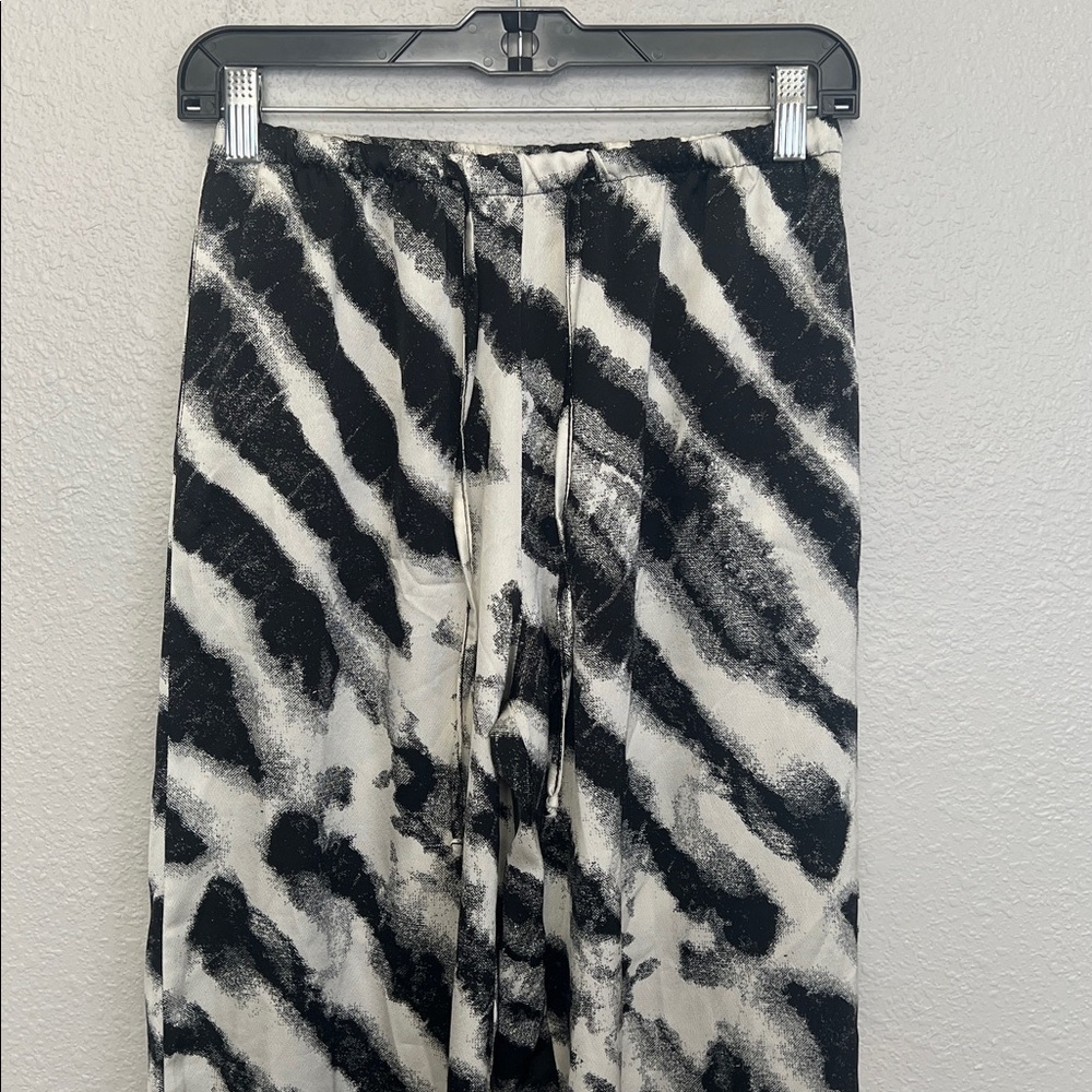 Go-Go Black/White Abstract Print Beach Pant Size Small